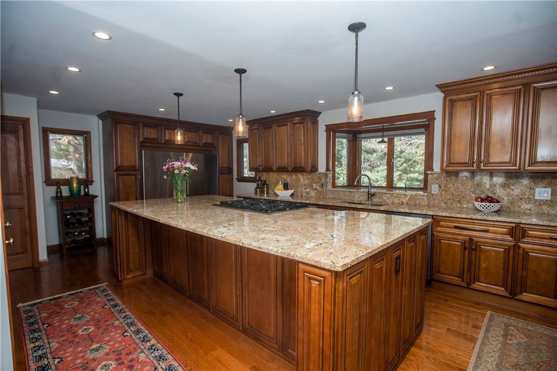 Cranston, RI 02921,18 Macintosh DR