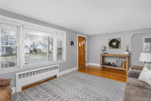 Cranston, RI 02910,19 Bryant RD