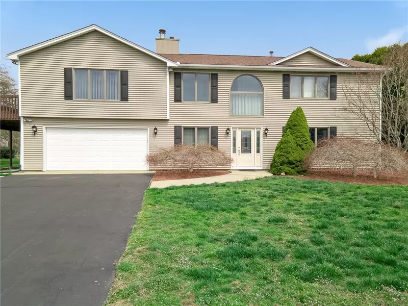 27 Carver LN, Narragansett, RI 02882