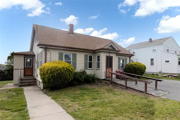 35 S Blaisdell AVE S, Tiverton, RI 02878