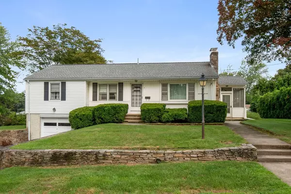8 Susan CIR, Johnston, RI 02919