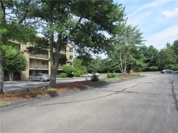 West Warwick, RI 02893,650 East Greenwich AVE #2-401