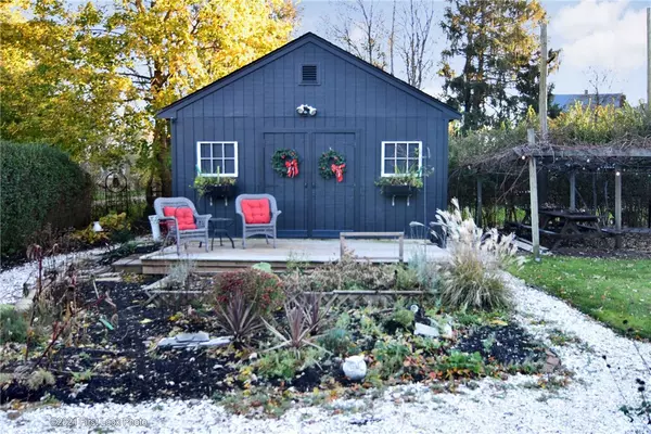 Warren, RI 02885,33 Barney ST