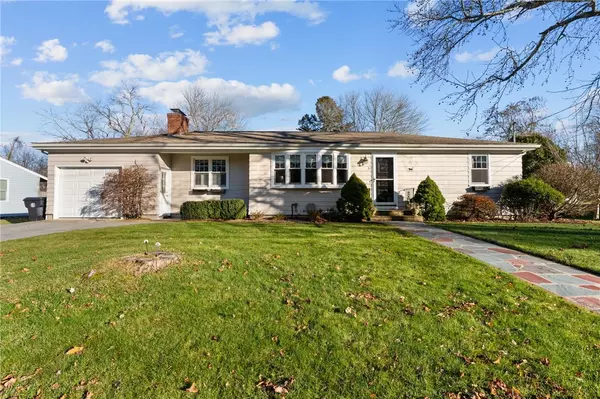 31 Barden LN, Warren, RI 02885