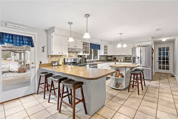 Berkley, MA 02779,7 Howland RD