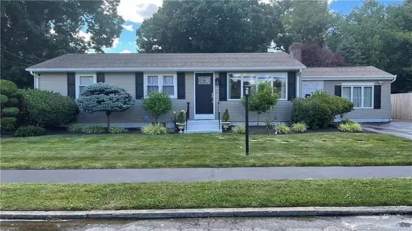 33 Red Robin RD, Cranston, RI 02920