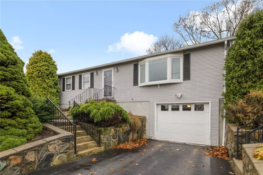 9 Geranium CIR, Cranston, RI 02920