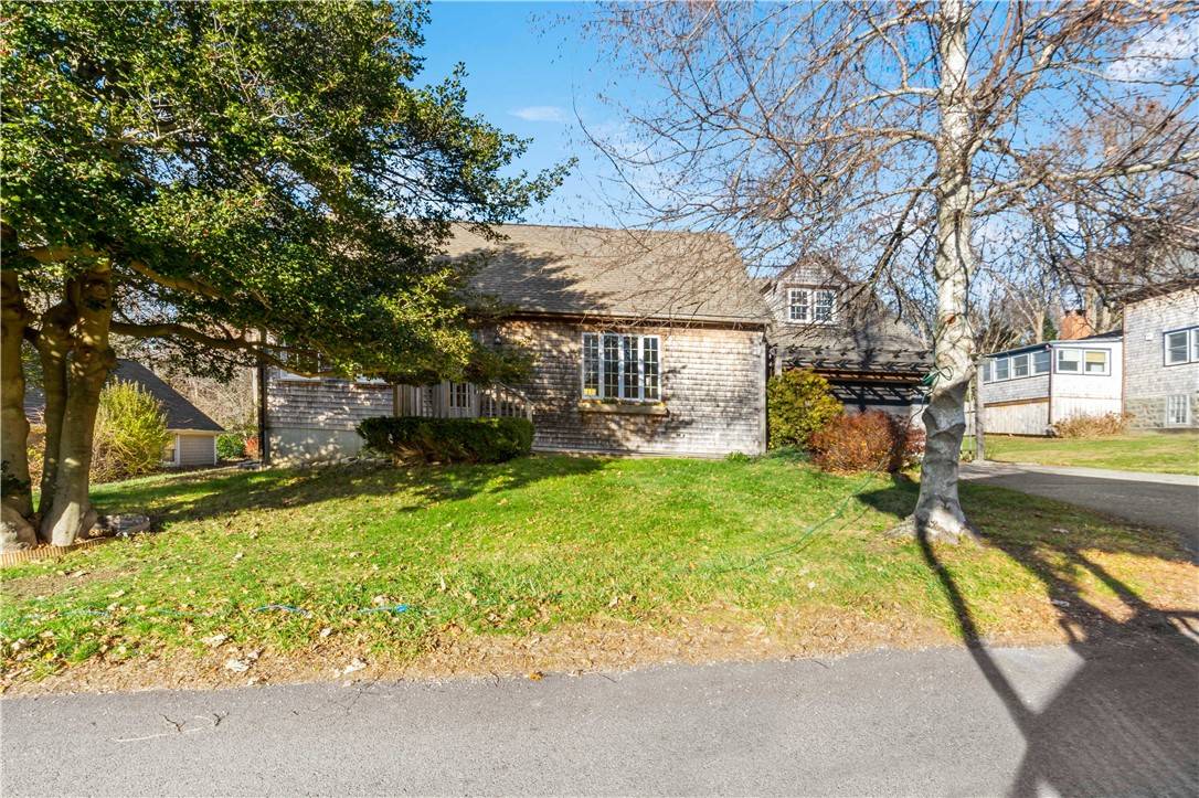Tiverton, RI 02878,72 Middle AVE