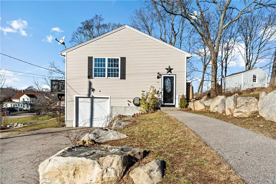 13 Cobblestone LN, Westerly, RI 02891