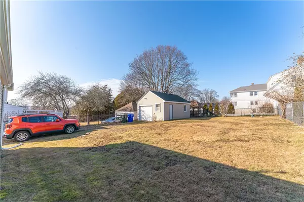 Westerly, RI 02891,72 Cross ST