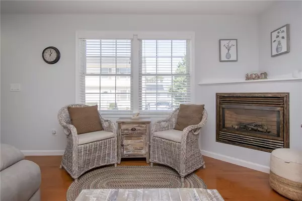 4 Marshall LN #A, Middletown, RI 02842