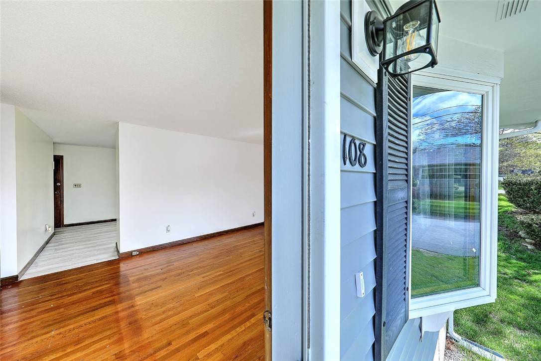 Tiverton, RI 02878,108 Bourne AVE