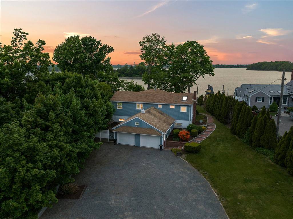 92 Point RD, Portsmouth, RI 02871