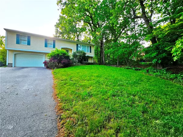 14 Summit RD, Cumberland, RI 02864