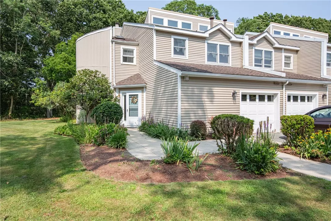 Portsmouth, RI 02871,31 Lawton Brook LN