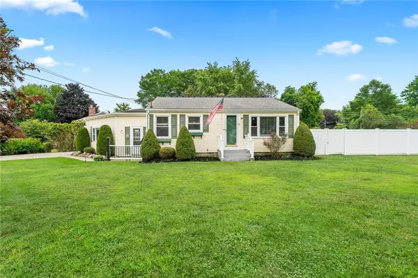 40 Wildflower DR, Cranston, RI 02921