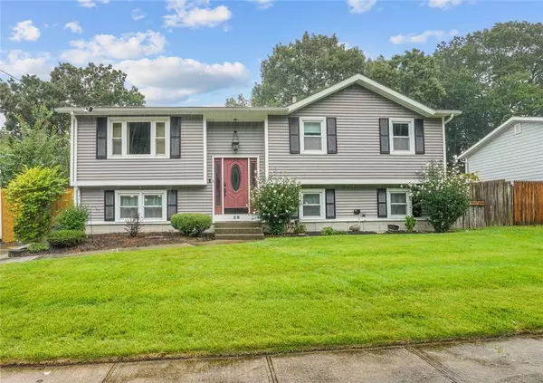 28 Moulton CIR, Warwick, RI 02886