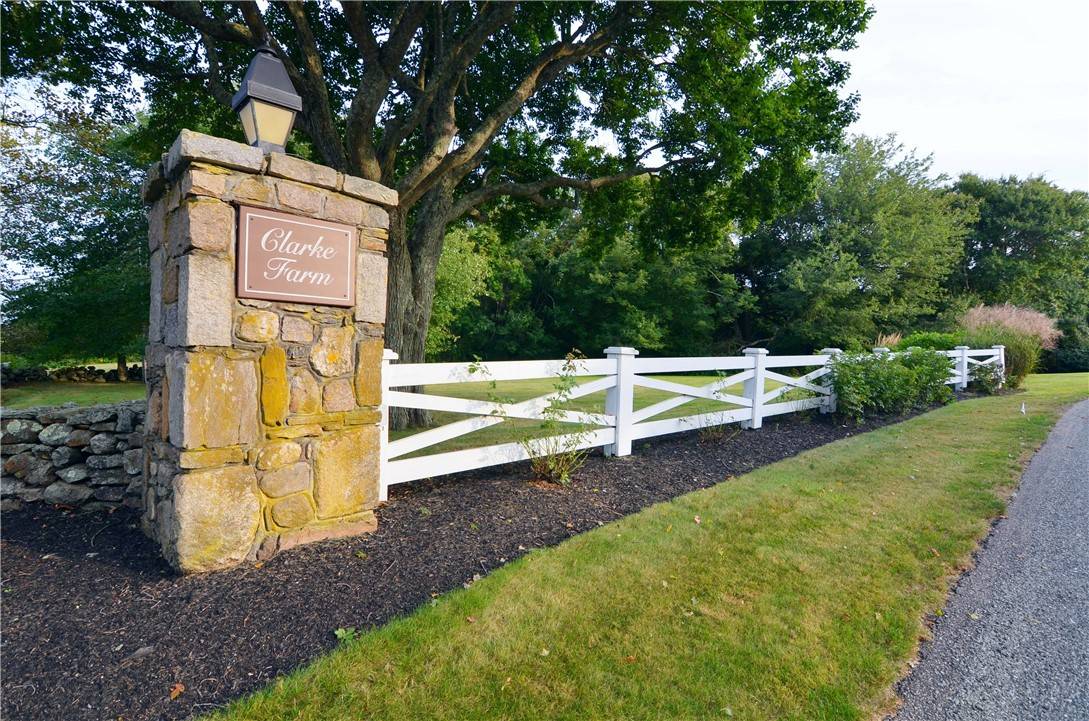 32 Fox DR, Narragansett, RI 02882