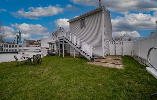 Warwick, RI 02888,27 Scranton AVE