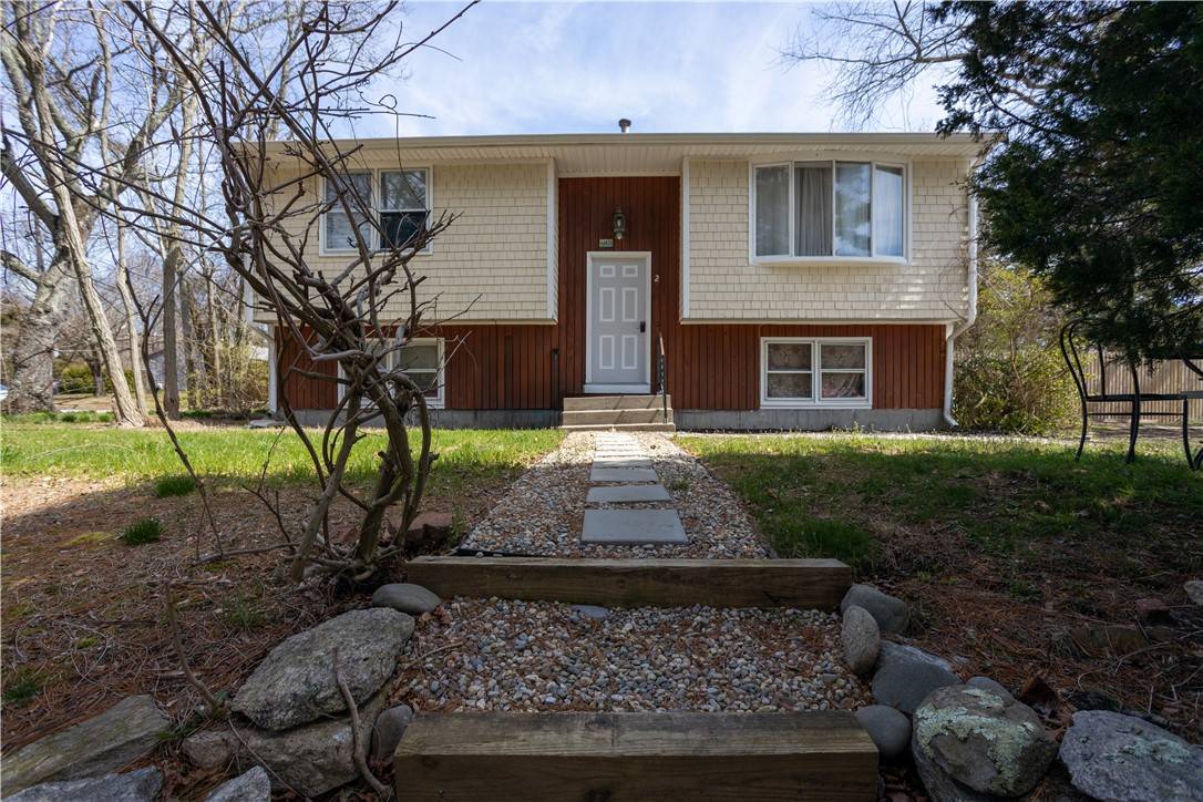 2 Lakeview DR, Narragansett, RI 02882