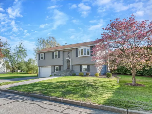 6 Glenna DR, Smithfield, RI 02917