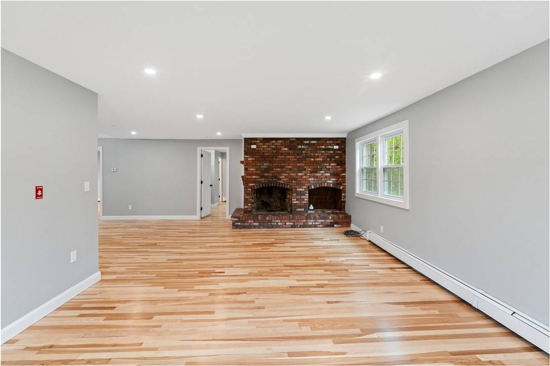 Upton, MA 01568,76 Elm ST