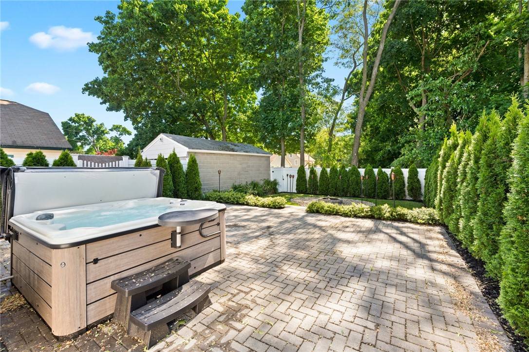 100 Lansing AVE, Warwick, RI 02888