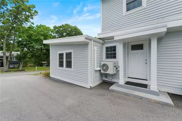 Johnston, RI 02919,28 Oaktree DR