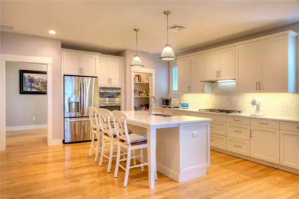 Tiverton, RI 02878,167 Leeshore LN