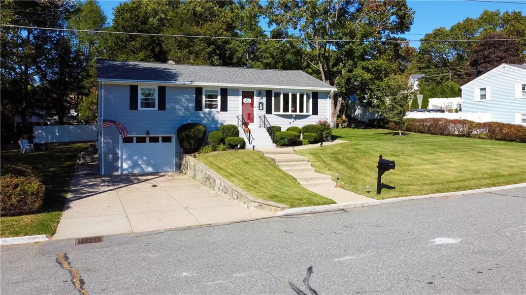 3 Mulberry LN, Lincoln, RI 02865