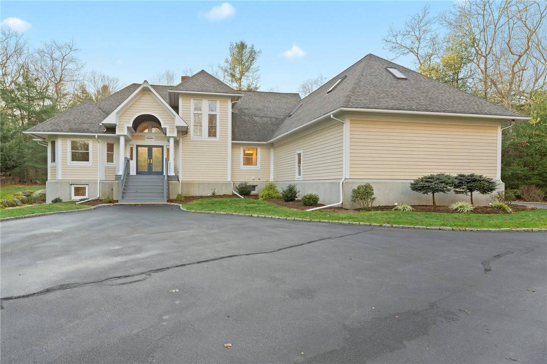 11 Windrose CIR, Exeter, RI 02822