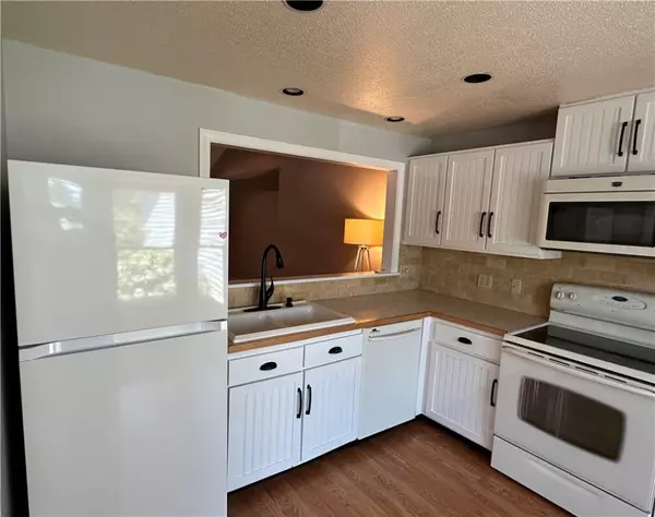 Portsmouth, RI 02871,83 Valley LN