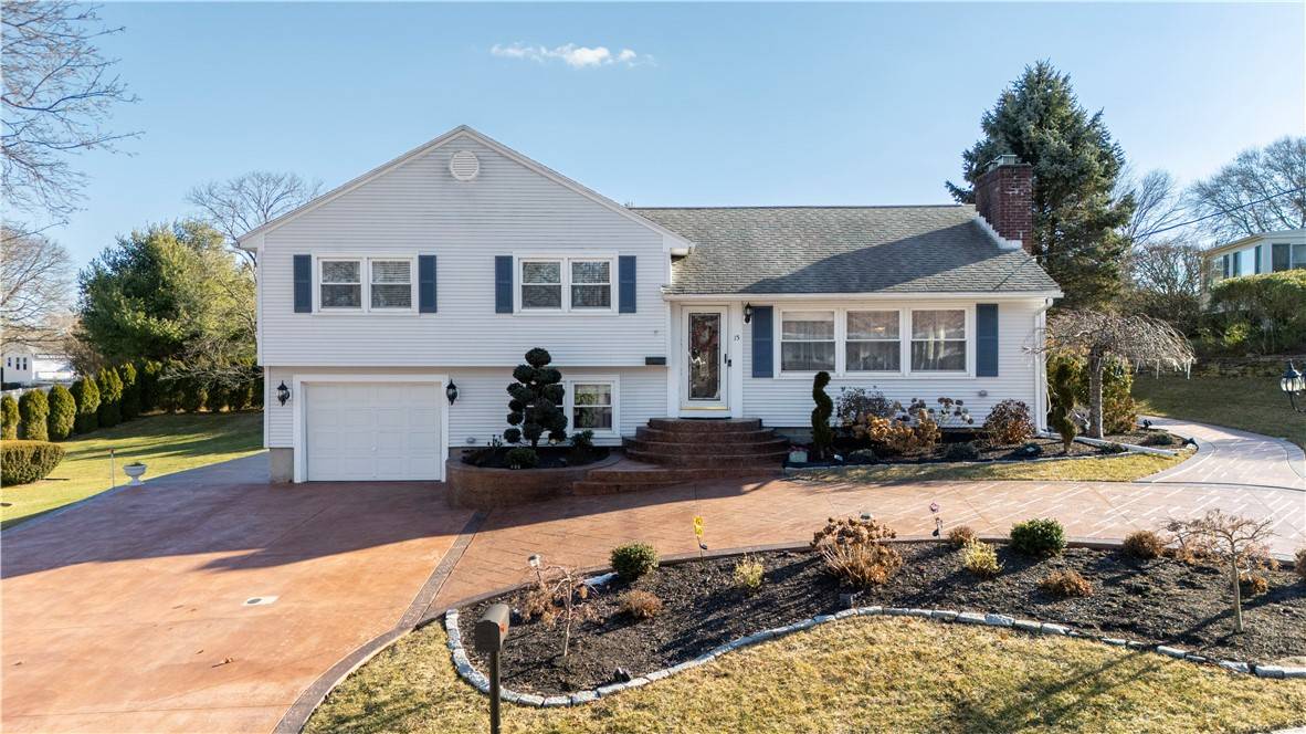 15 Whitewood DR, Cranston, RI 02920