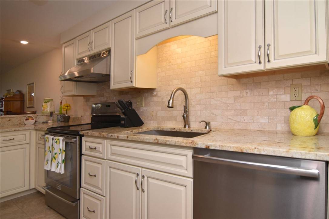 Cranston, RI 02920,201 HOFFMAN AVE #20