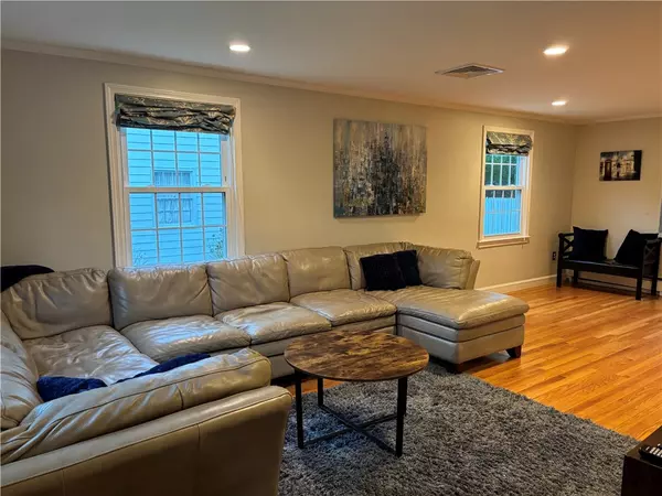 Barrington, RI 02806,17 Meadowbrook DR