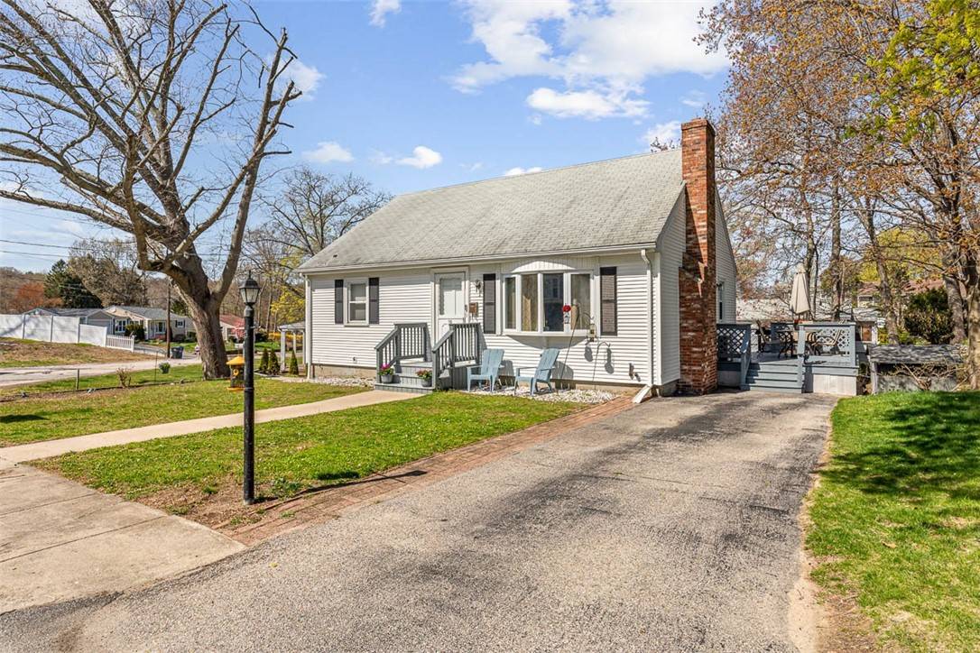 39 Oakland DR, West Warwick, RI 02893