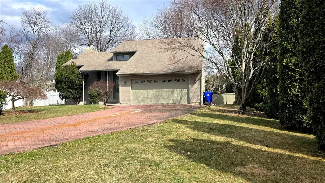 7 Kristen DR, North Providence, RI 02911