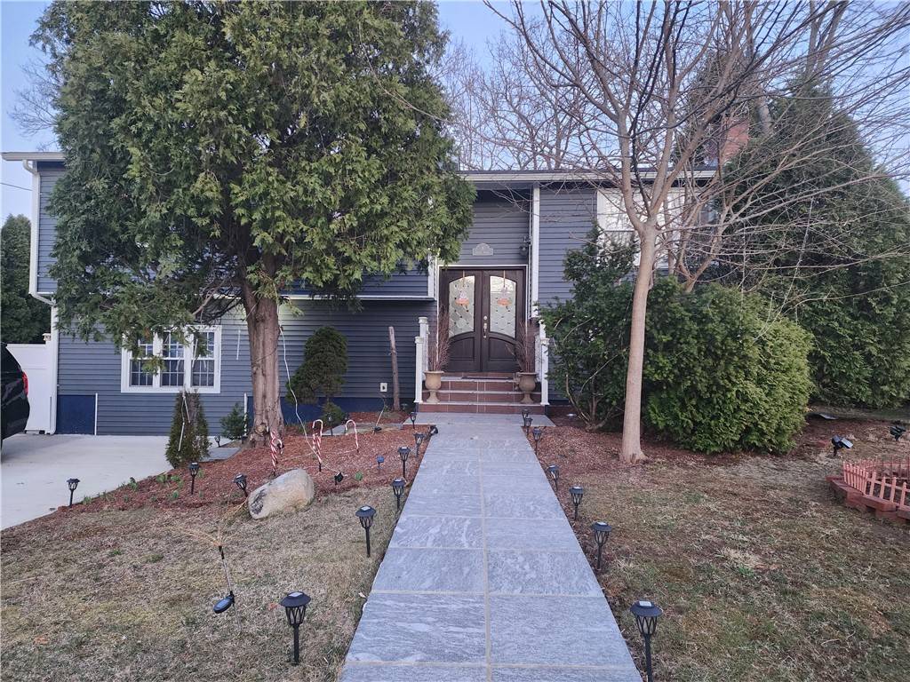 8 Marigold CT, Cranston, RI 02920