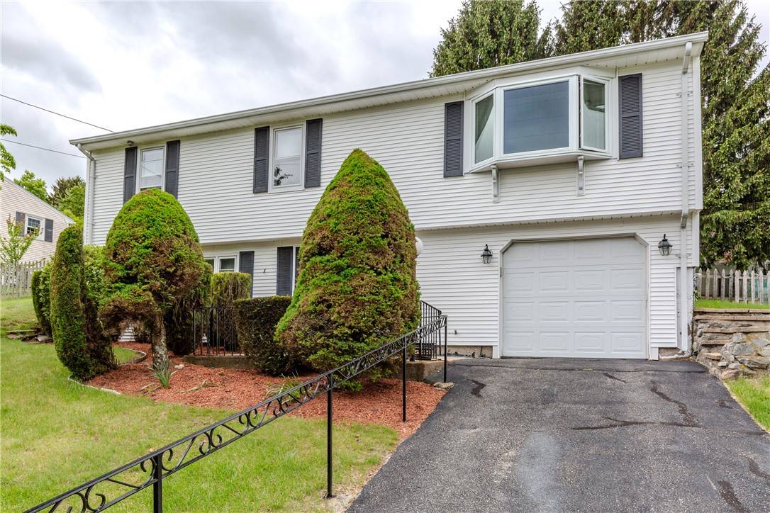 56 Mulberry CIR, Johnston, RI 02919