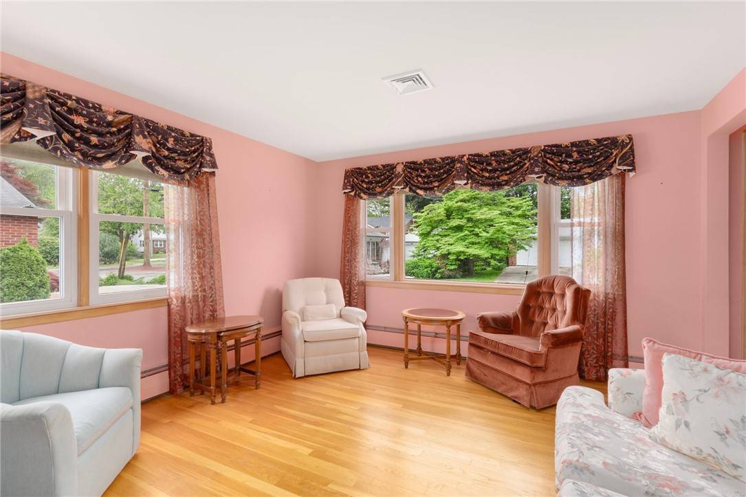 Providence, RI 02908,20 Loxley RD