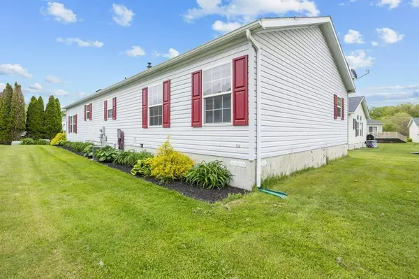 Tiverton, RI 02878,15 Mockingbird LN