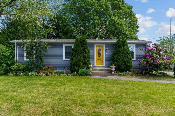 35 Sachem RD, East Providence, RI 02915