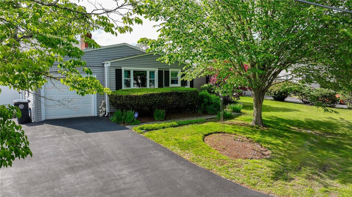 11 Laurelhurst RD, Cranston, RI 02920
