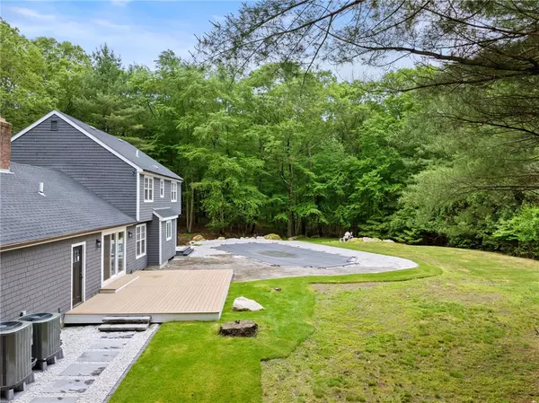 East Greenwich, RI 02818,1575 MIDDLE RD