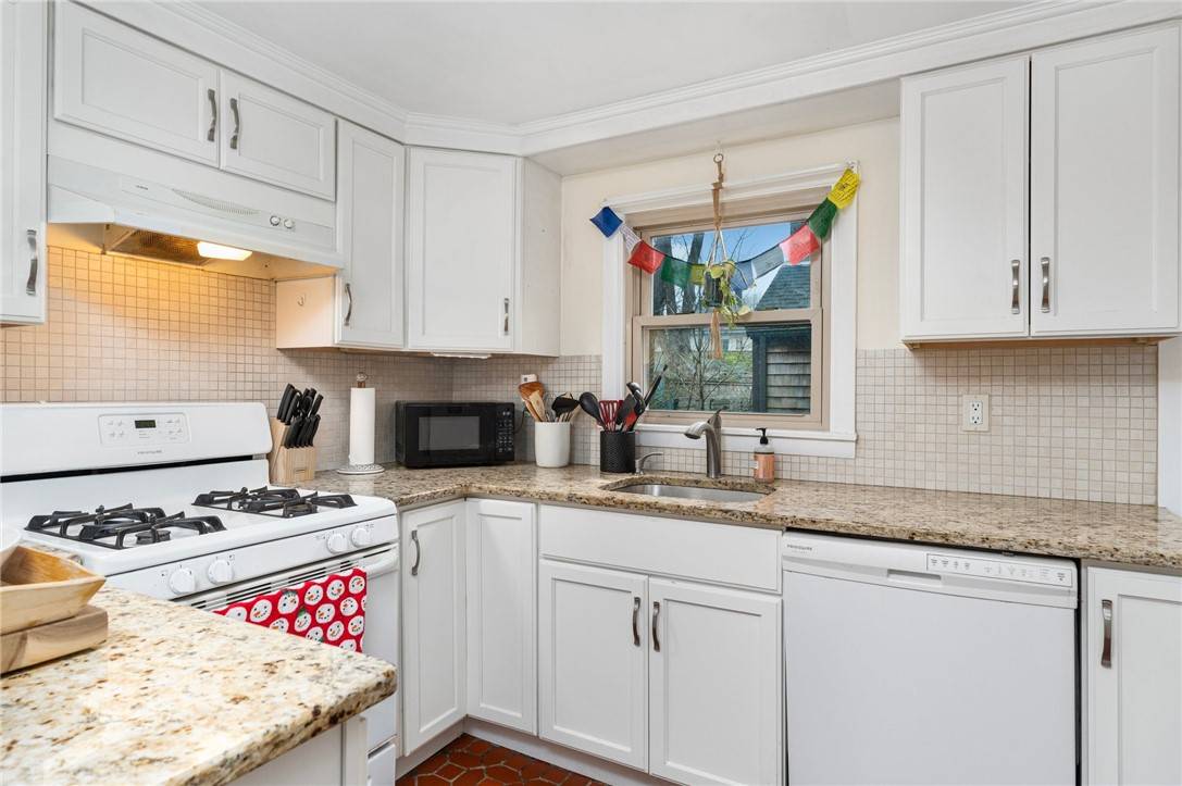 Newport, RI 02840,3 Prescott PL