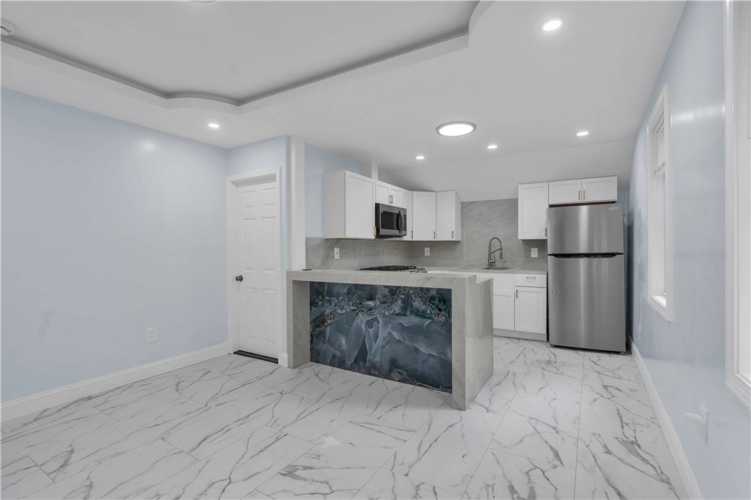 Central Falls, RI 02863,458 High ST #3-L