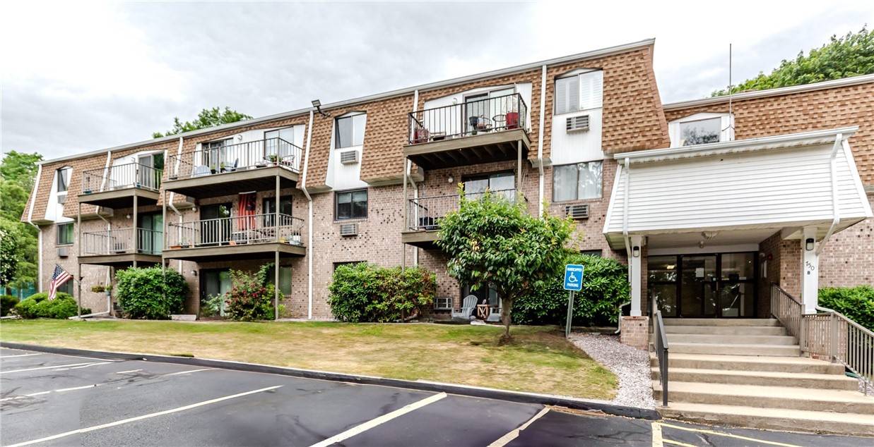 752 Quaker LN #B203, Warwick, RI 02818