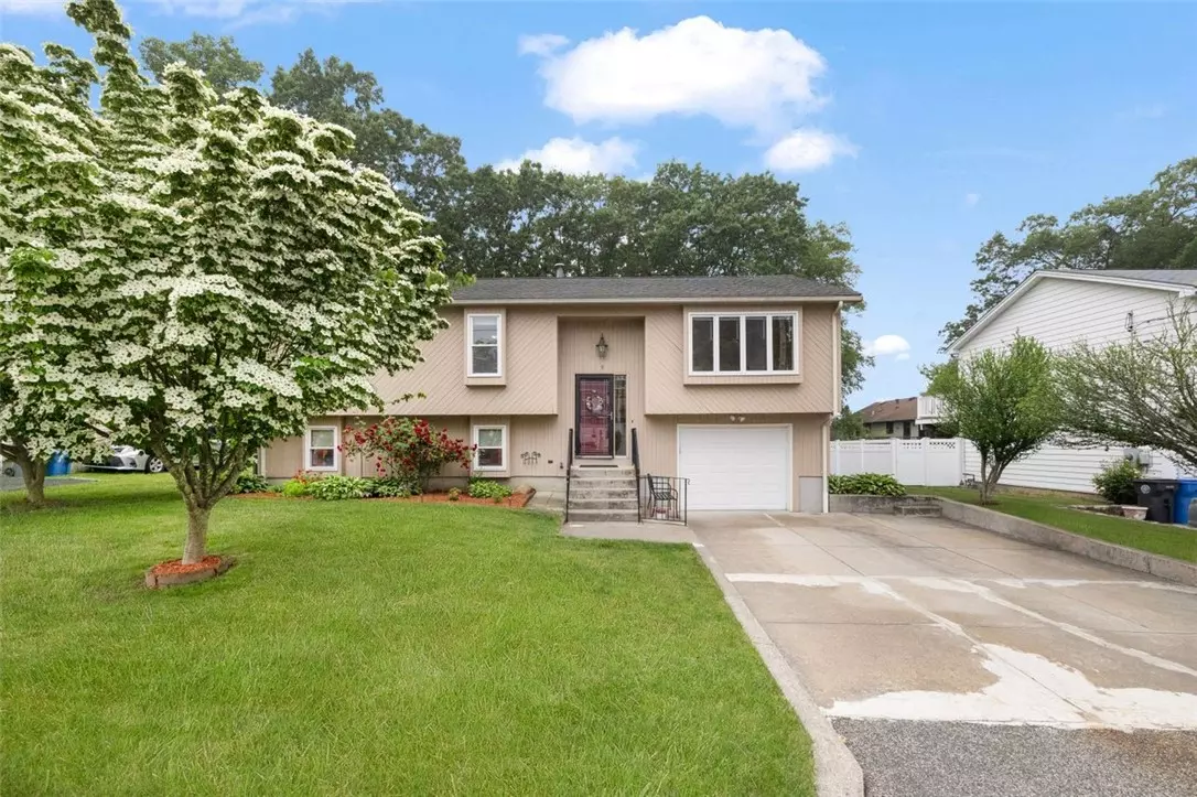Cranston, RI 02920,9 Daisy CT