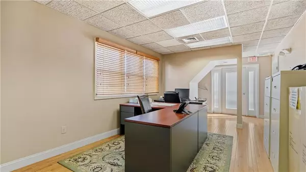 Warwick, RI 02886,647 Jefferson BLVD