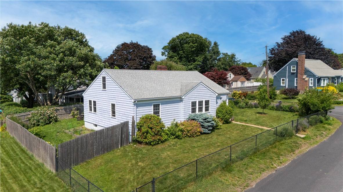 98 Haskins AVE, Tiverton, RI 02878